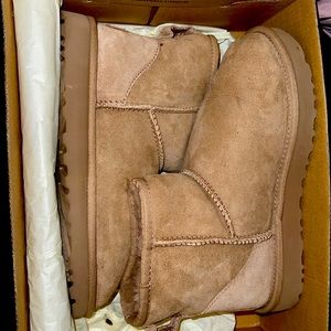 Woman classic mini UGG’s